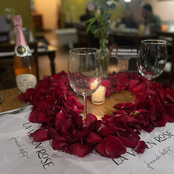 Снимок сделан в Restaurant La Vie en Rose пользователем Karla E. 11/12/2022