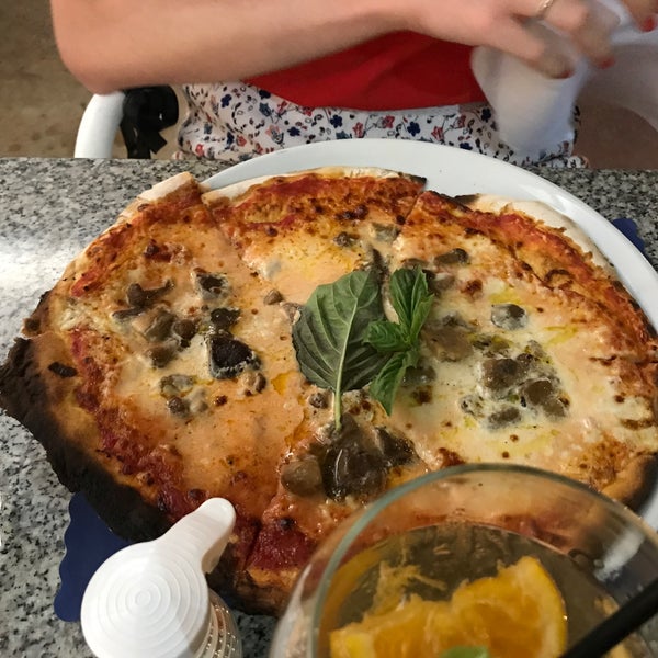 La pizza Alba aux champignons et à l'huile de Truffe est vraiment très bonne. Belles et bonnes pizzas. Bon service également.