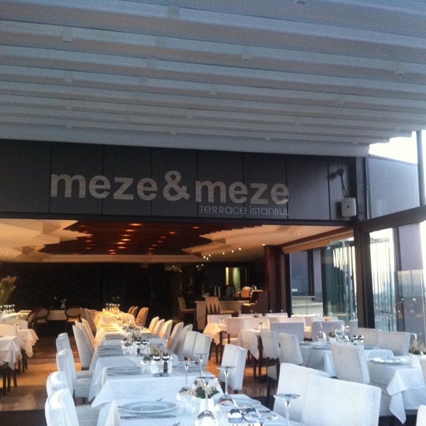 รูปภาพถ่ายที่ Meze Meze Terrace โดย Nilgün T. เมื่อ 6/22/2014