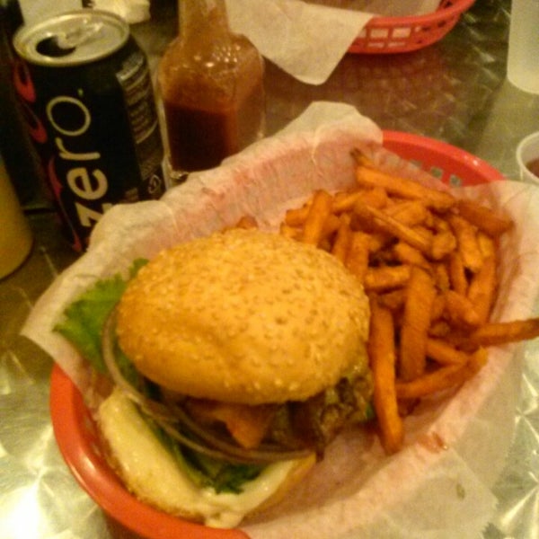 Foto tomada en Pearl&#39;s Deluxe Burgers  por Szonic A. el 9/11/2013