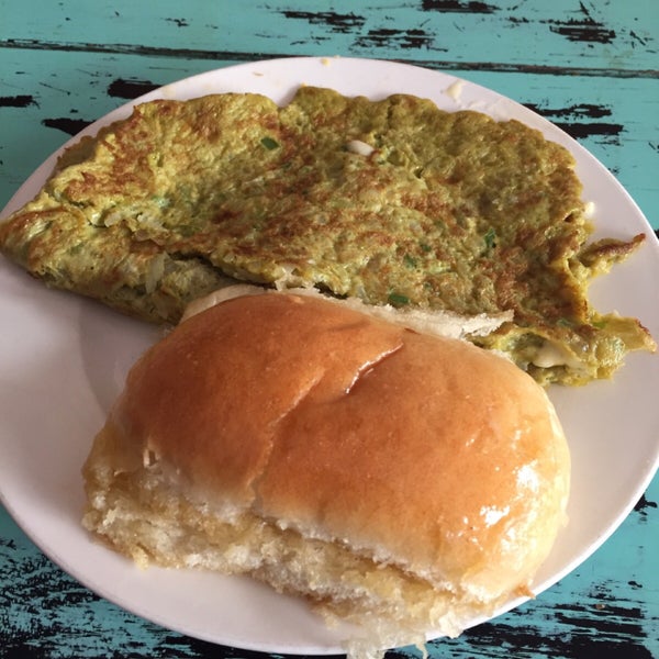 Try the:- Power omelette with cheese (pic)- White omelette- Crush omelette- Pudina Chai- Adrak ChaiThe rolls are also very good. Tried a few but cant remember which ones.