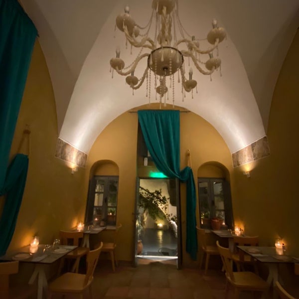 รูปภาพถ่ายที่ Rosemary Restaurant Santorini โดย Fotis S. เมื่อ 10/10/2021