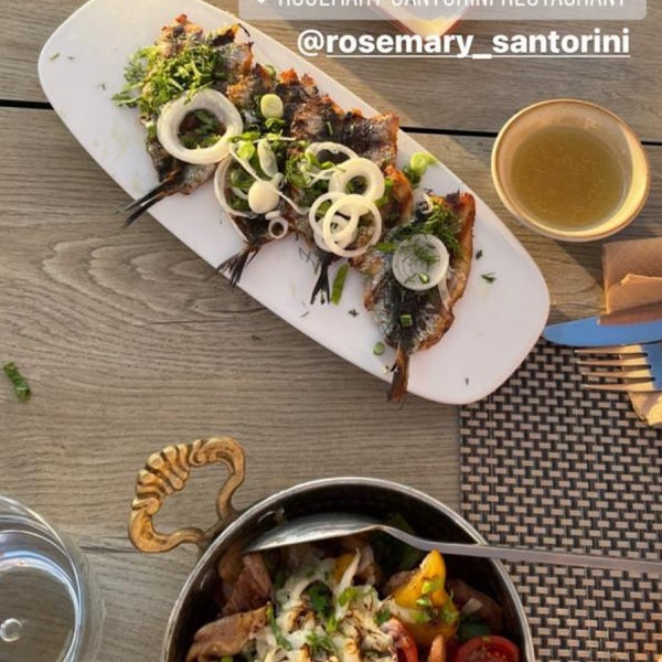 Das Foto wurde bei Rosemary Restaurant Santorini von Fotis S. am 10/10/2021 aufgenommen