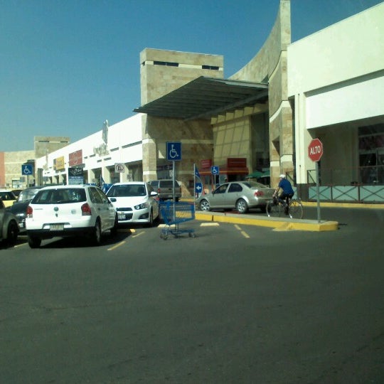 รูปภาพถ่ายที่ Centro Comercial Cruz del Sur โดย Itzel G. เมื่อ 1/13/2013
