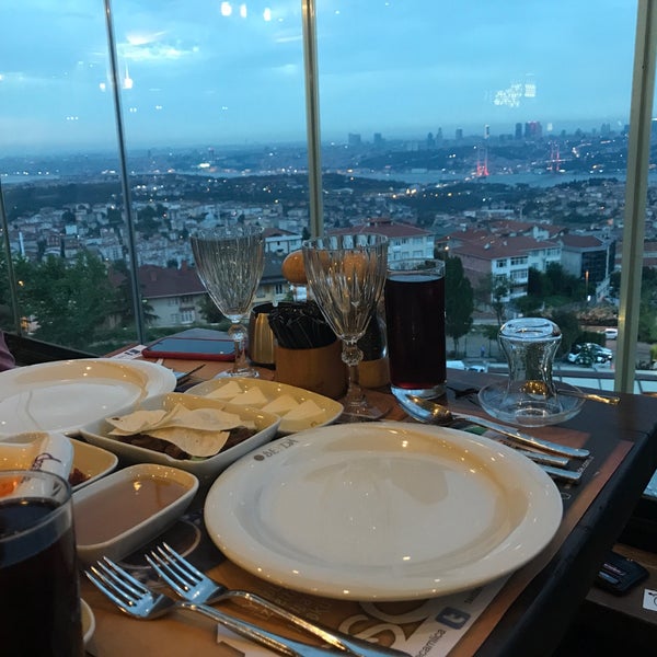 Foto scattata a Desde Cafe &amp; Restaurant da Serkan K. il 5/19/2018