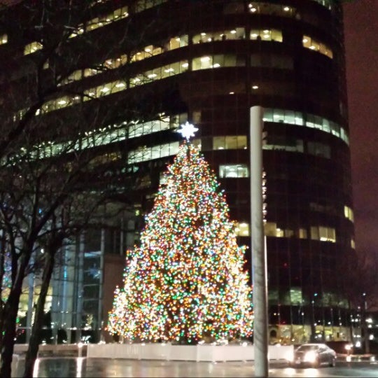 Eab Plaza Christmas Tree 2021