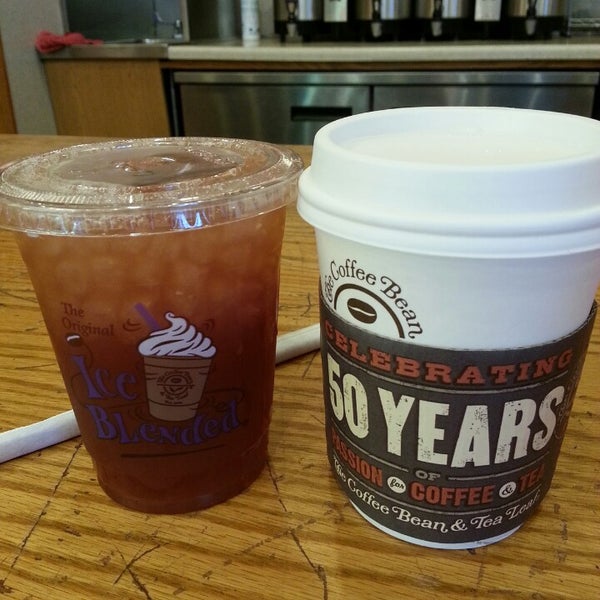 Снимок сделан в The Coffee Bean &amp; Tea Leaf пользователем Marie Z. 3/8/2013
