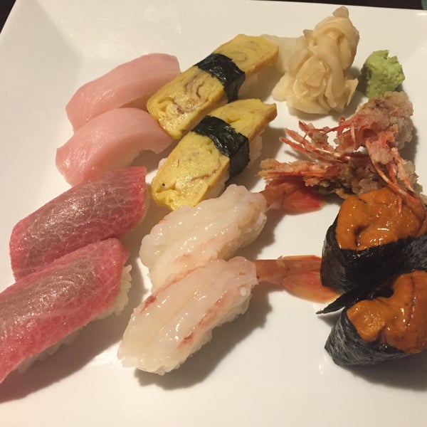 Foto tirada no(a) Fuki Sushi por Joanne C. em 12/20/2017
