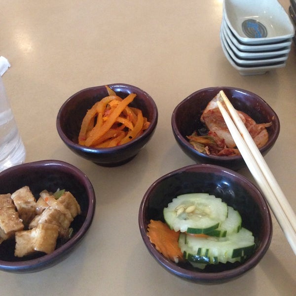 Foto diambil di Sushi Cafe &amp; Shilla Korean Restaurant oleh Núria pada 1/5/2015