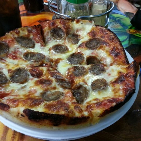 Foto scattata a Matthew&#39;s Pizza da Maurice F. il 1/1/2013