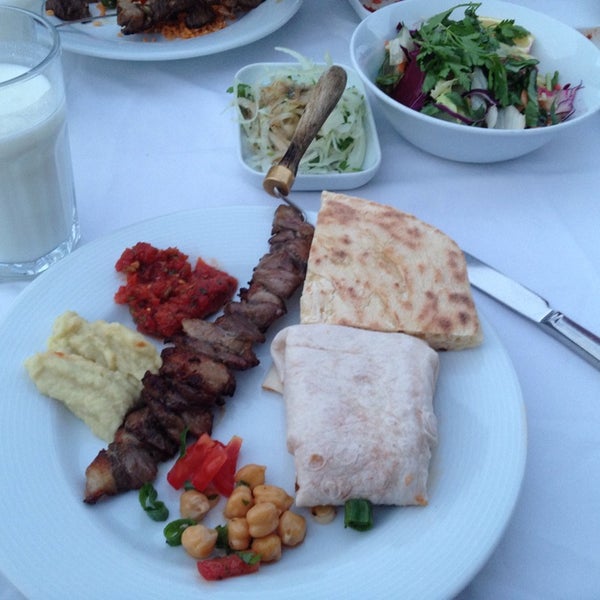 4/26/2014にÜlküがDerviş Sofrası Cağ Kebabıで撮った写真