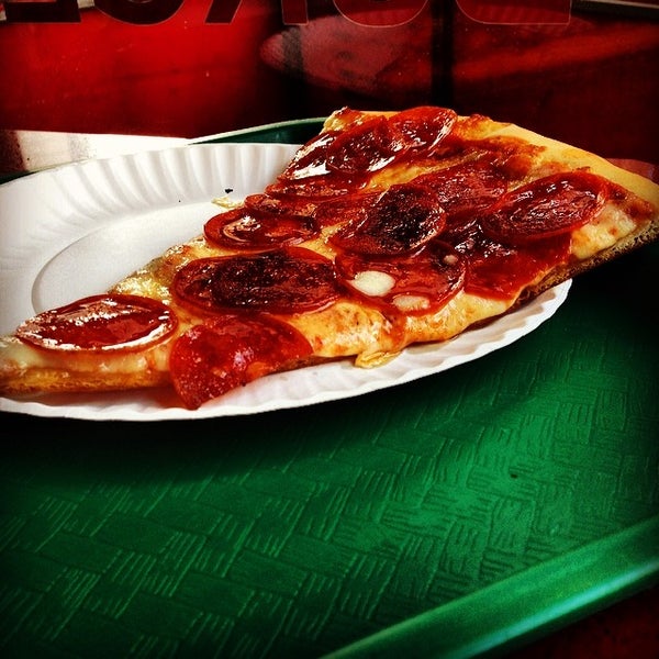 2/27/2014 tarihinde Aaron T.ziyaretçi tarafından Famous Amadeus Pizza'de çekilen fotoğraf