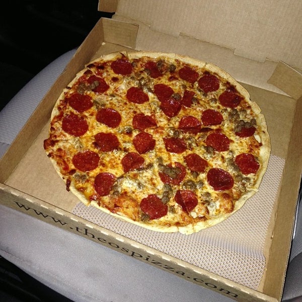 Foto diambil di Theo&#39;s Neighborhood Pizza oleh Aaron T. pada 11/12/2013