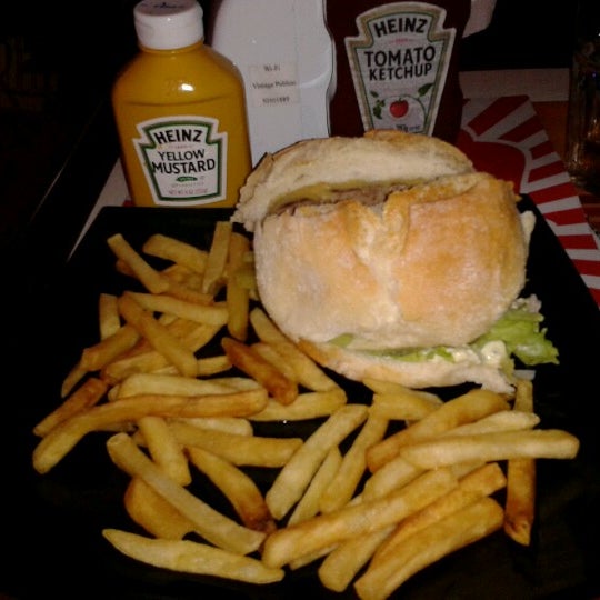 Foto diambil di Vintage Burger oleh Lúcia C. pada 1/12/2013