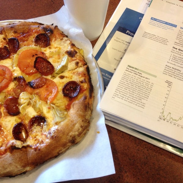 4/30/2014にLiz C.がCustom Built Pizzaで撮った写真