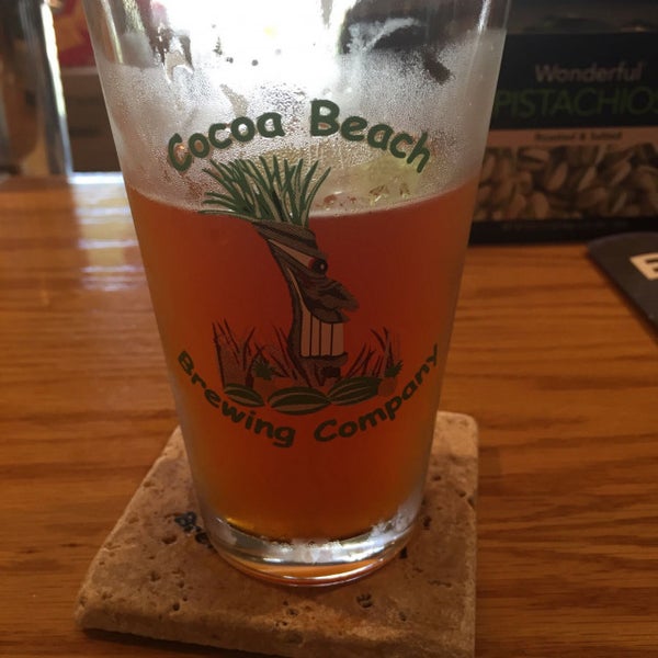 Снимок сделан в Cocoa Beach Brewing Company пользователем Jessica C. 8/19/2017