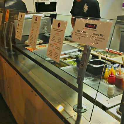 Foto tirada no(a) Rollbotto Sushi por Alexander P. em 9/23/2012