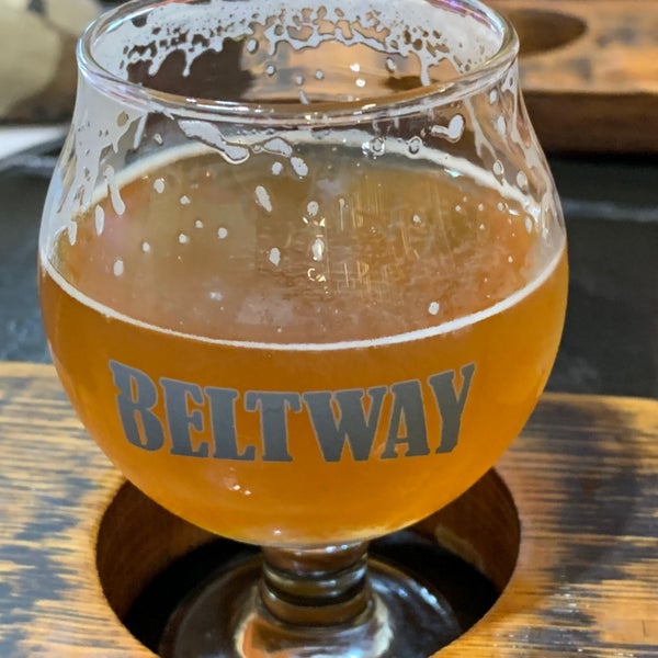 Foto tirada no(a) Beltway Brewing Company por Andrew R. em 10/14/2018