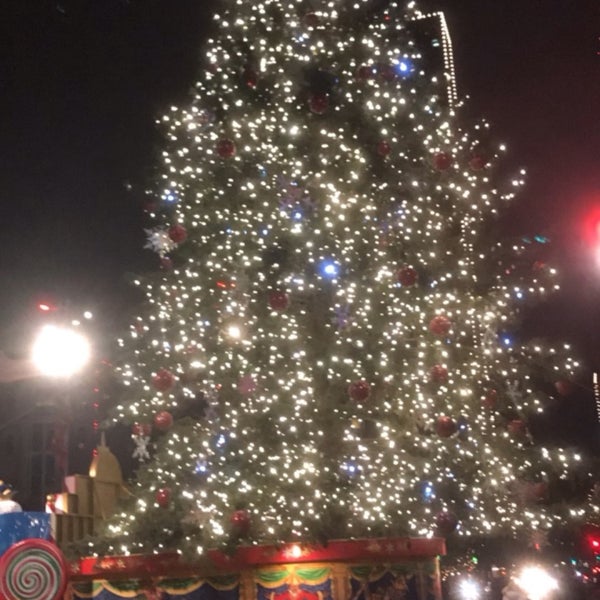 Sundace Square Christmas Tree Downtown Fort Worth 2 tips from 235