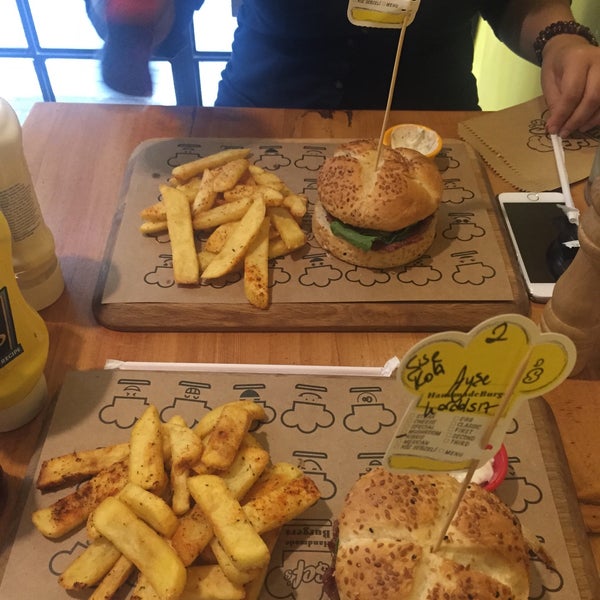 10/9/2015에 Ayşe D.님이 Şef&#39;s Burger에서 찍은 사진
