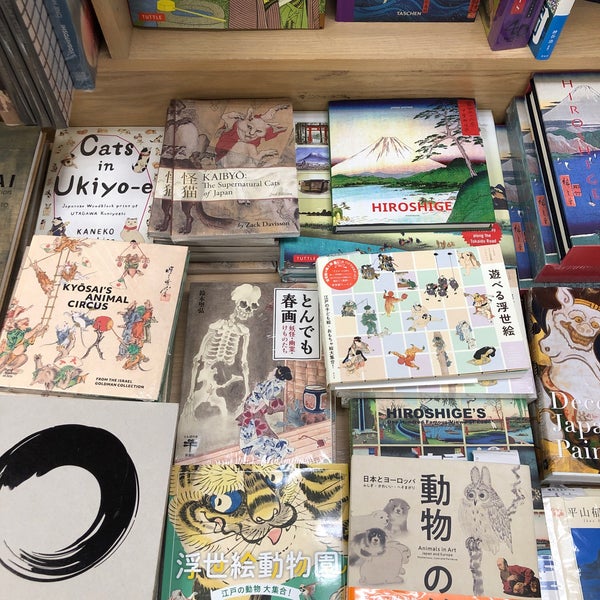 Foto diambil di Kinokuniya Bookstore oleh Kent pada 10/22/2022