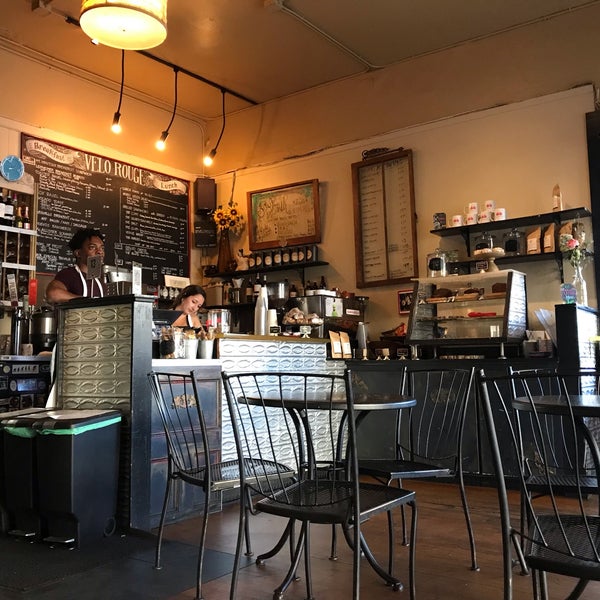 Foto diambil di Velo Rouge Cafe oleh Kent pada 10/9/2019