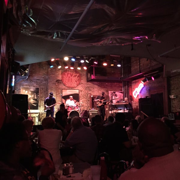 รูปภาพถ่ายที่ BB&#39;s Jazz, Blues &amp; Soups โดย Chris N. เมื่อ 8/30/2015