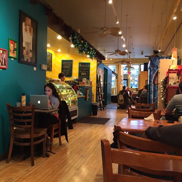 12/18/2014 tarihinde Chris N.ziyaretçi tarafından Aroma Cafe'de çekilen fotoğraf