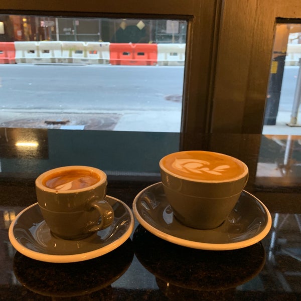 Foto diambil di Ninth Street Espresso oleh Moises E. pada 4/1/2019