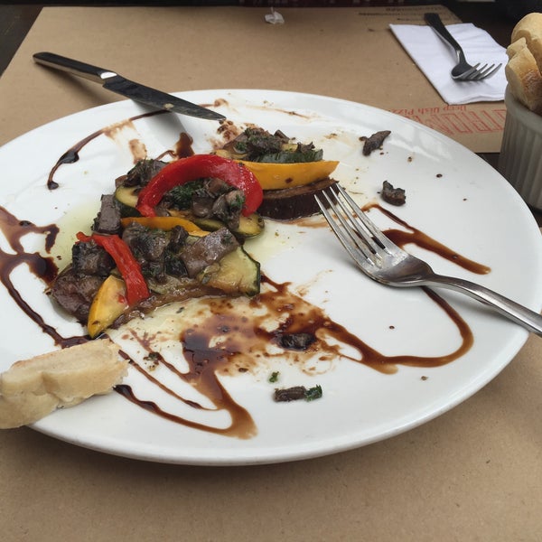 Das Foto wurde bei Stromboli Deep Dish Pizza von Camilo T. am 6/13/2015 aufgenommen