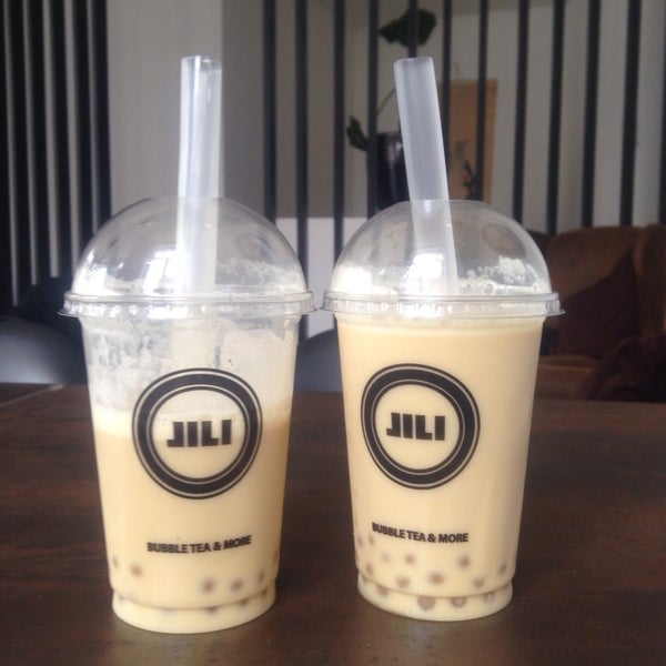 Photo prise au Jili Bubble Tea, Coffee &amp; More par Lyn T. le5/15/2013