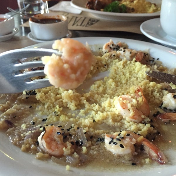 Sem dúvidas o pior restaurante da Vila. No cardápio um prato com camarão Rosa, na realidade um prato com micro camarões a preço de camarão pistola. Tenha dó!!!! 😒