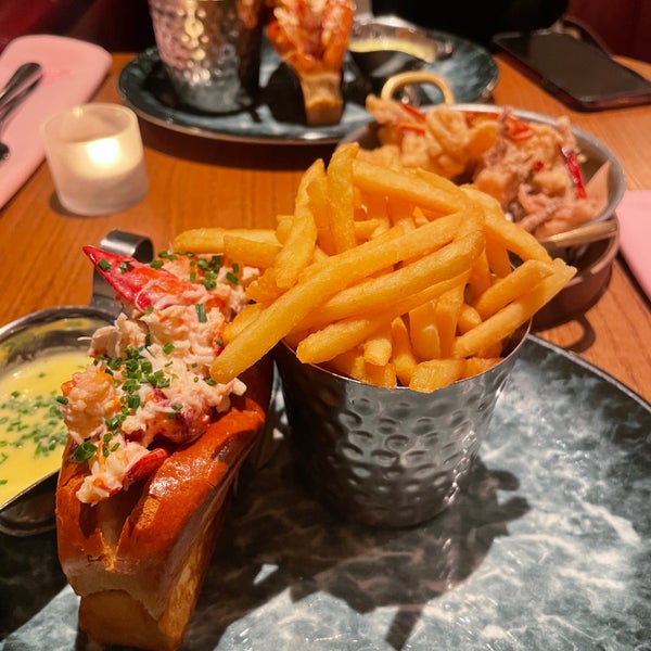 Photo taken at Burger &amp; Lobster by H. on 12/2/2023