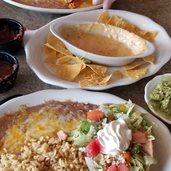 Das Foto wurde bei La Bamba Mexican &amp; Spanish Restaurant von Rachel L. am 11/29/2018 aufgenommen