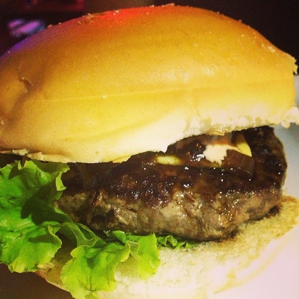 Das Foto wurde bei T-Bones Steak &amp; Burger von Izakeline R. am 8/4/2013 aufgenommen