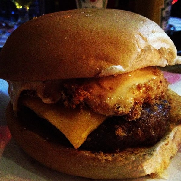 รูปภาพถ่ายที่ Barney&#39;s Burger โดย Izakeline R. เมื่อ 6/14/2013