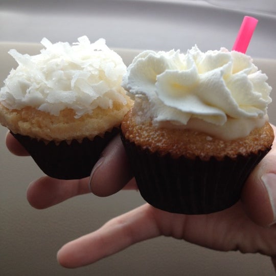 Foto diambil di Oh My Cupcakes! oleh lexi b. pada 10/13/2012