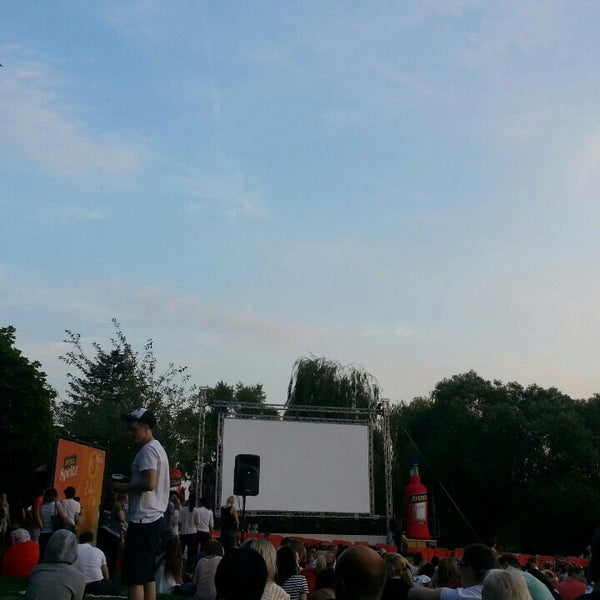 Foto scattata a Aperol Spritz Letní kino da Jana S. il 6/30/2015