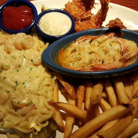 Photo taken at Red Lobster by 🎀 on 10/22/2015