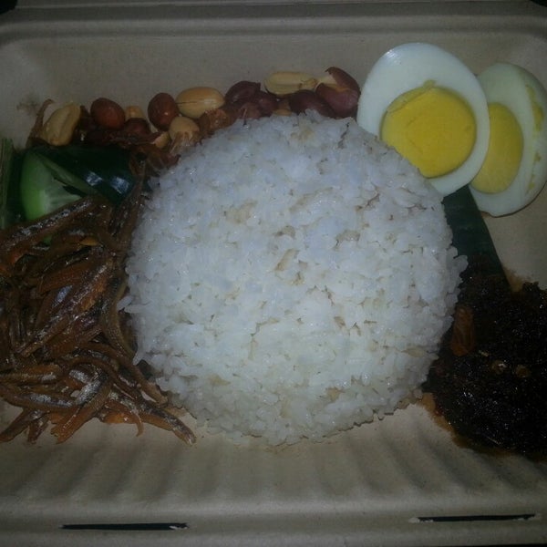 3/25/2013 tarihinde 🎀ziyaretçi tarafından Makan Malaysian Cafe'de çekilen fotoğraf