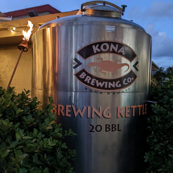 Photo taken at Kona Brewing Co. by Fabio P. on 5/17/2022