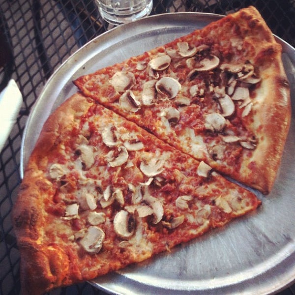 Снимок сделан в St. Angelo&#39;s Pizza пользователем ChatterBox Christie 11/3/2012