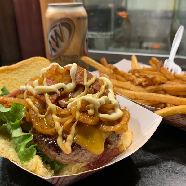 Foto scattata a Mikey&#39;s Burger da Carter C. il 4/6/2019