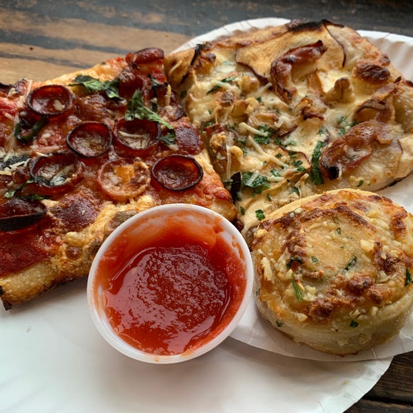 Снимок сделан в Williamsburg Pizza пользователем Carter C. 1/23/2019