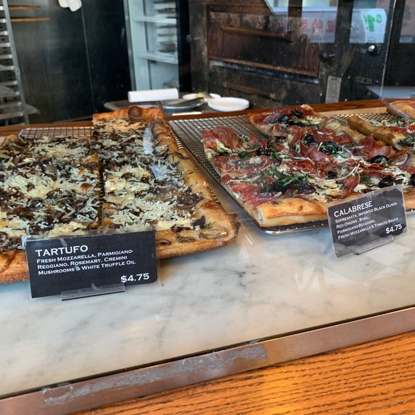 Foto scattata a Williamsburg Pizza da Carter C. il 12/27/2018