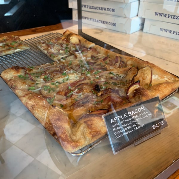 รูปภาพถ่ายที่ Williamsburg Pizza โดย Carter C. เมื่อ 12/7/2018