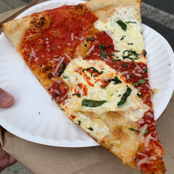 Foto scattata a Williamsburg Pizza da Carter C. il 7/3/2019