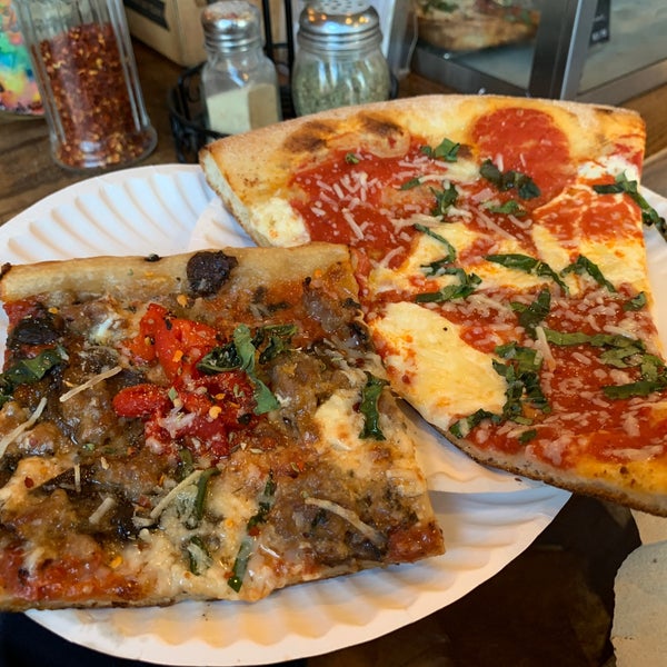 Foto tomada en Williamsburg Pizza  por Carter C. el 1/22/2019