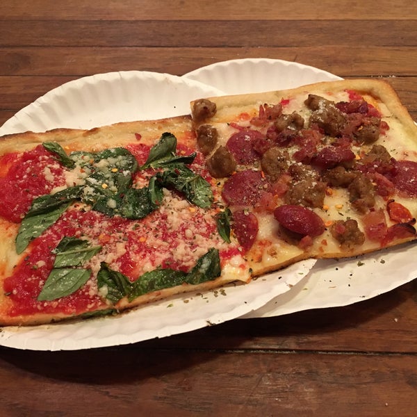 5/23/2018 tarihinde Carter C.ziyaretçi tarafından Champion Pizza'de çekilen fotoğraf