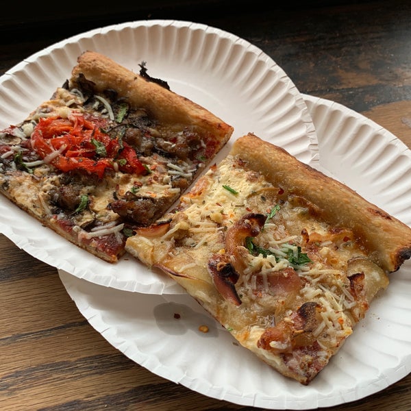 Foto scattata a Williamsburg Pizza da Carter C. il 1/16/2019